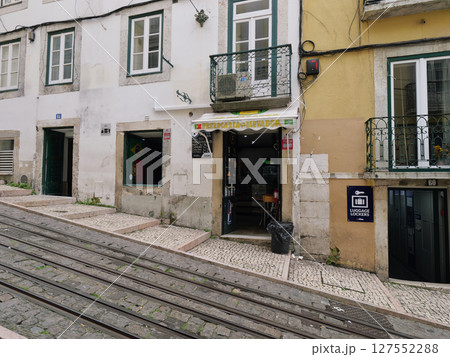 ポルトガル　リスボン　ケーブルカーの線路沿い　5月曇りの日 127552288