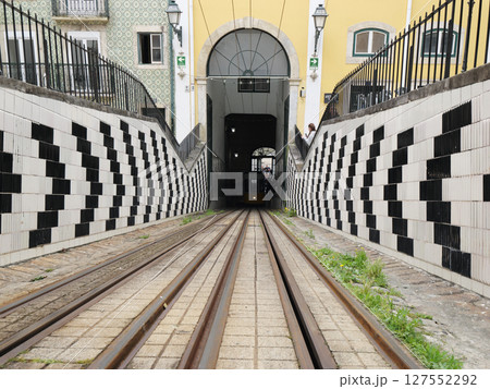 ポルトガル リスボン ケーブルカーの駅 5月曇りの日 ポルトガル リスボン ケーブルカーの駅 5月曇りの日 127552292