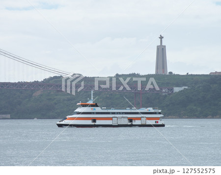 ポルトガル　リスボン　発見のモニュメントからクリスト＝レイ像を望む　5月曇りの日 127552575