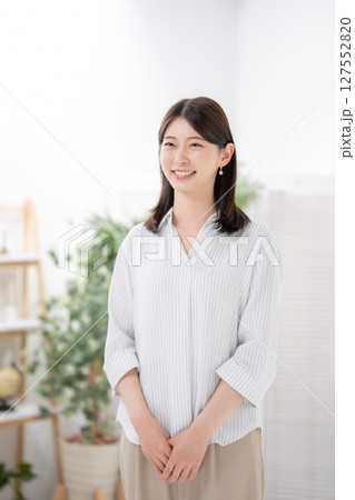 女性 笑顔 女性 笑顔 127552820