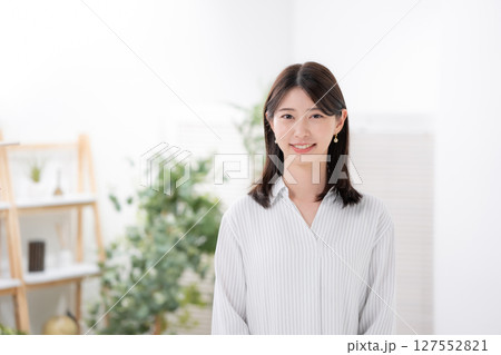 女性　笑顔	 127552821