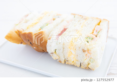 海老とサーモンのライ麦パンサンド 海老とサーモンのライ麦パンサンド 127552977