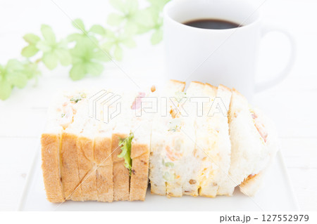 海老とサーモンのライ麦パンサンドとコーヒーのモーニング 127552979