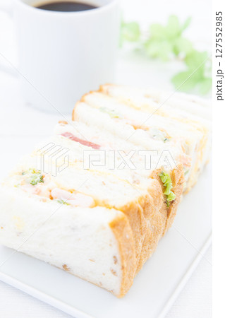海老とサーモンのライ麦パンサンドとコーヒーのモーニング 海老とサーモンのライ麦パンサンドとコーヒーのモーニング 127552985