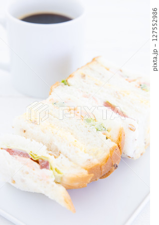 海老とサーモンのライ麦パンサンドとコーヒーのモーニング 127552986