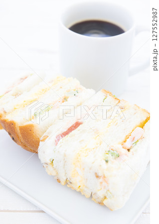 海老とサーモンのライ麦パンサンドとコーヒーのモーニング 127552987