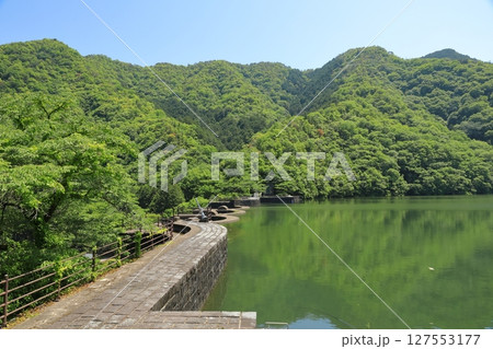 快晴の青空の下の観音寺豊稔池堰堤のダム湖の風景 快晴の青空の下の観音寺豊稔池堰堤のダム湖の風景 127553177