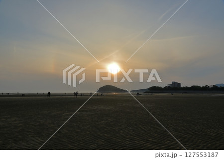 夕暮れ時の三豊父母ヶ浜の砂浜の風景 夕暮れ時の三豊父母ヶ浜の砂浜の風景 127553187