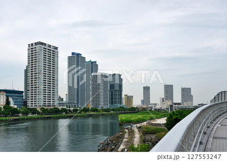 横浜市神奈川区　帷子川近くの都市風景（夏、六月） 127553247