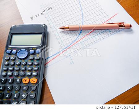対数グラフ、ボールペン、関数電卓 対数グラフ、ボールペン、関数電卓 127553411