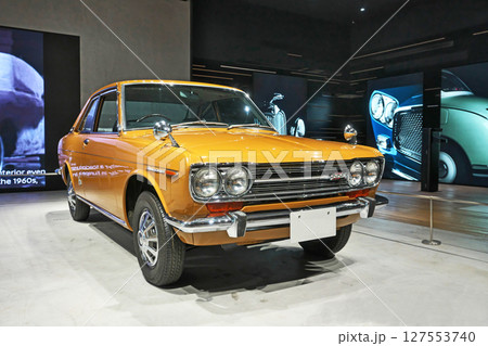 ショールームに展示されているダットサンブルーバード　1600SSSクーペ 127553740