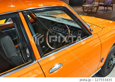 ショールームに展示されている日産チェリー 127553835