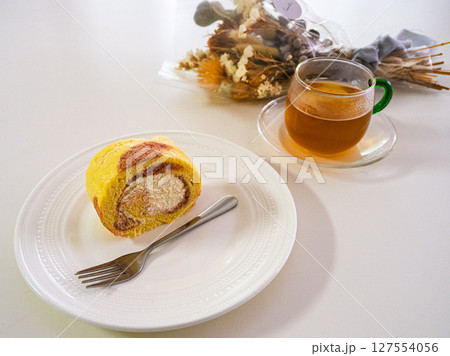 ロールケーキ、フォーク、紅茶、造花 ロールケーキ、フォーク、紅茶、造花 127554056