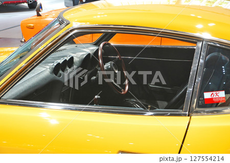 ショールームに展示されているフェアレディ 127554214