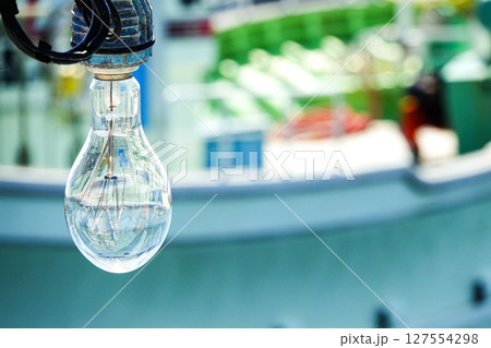 鄙びた漁港に停泊している漁船の集魚灯 127554298