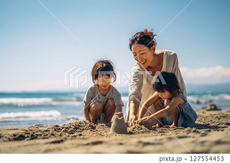 夏の休日に砂浜で遊ぶ親子の微笑ましい様子② 127554453
