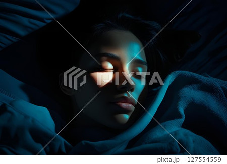 顔を光に照らされた眠っている女性 127554559