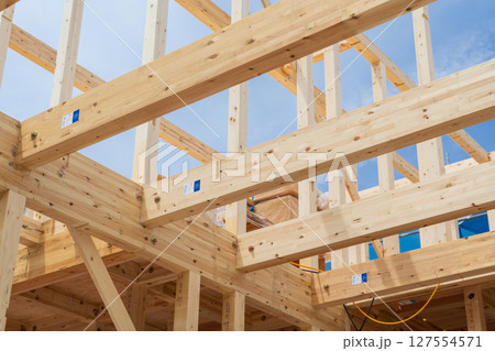 木造二階建て住宅の棟上げ 上棟 木造二階建て住宅の棟上げ 上棟 127554571