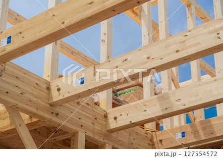 木造二階建て住宅の棟上げ 上棟 木造二階建て住宅の棟上げ 上棟 127554572