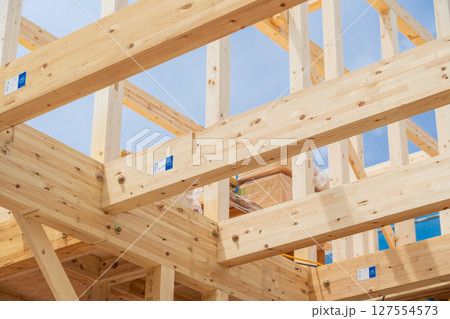 木造二階建て住宅の棟上げ　上棟 127554573