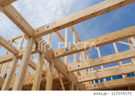 木造二階建て住宅の棟上げ 上棟 木造二階建て住宅の棟上げ 上棟 127554575