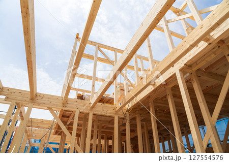 木造二階建て住宅の棟上げ　上棟 127554576