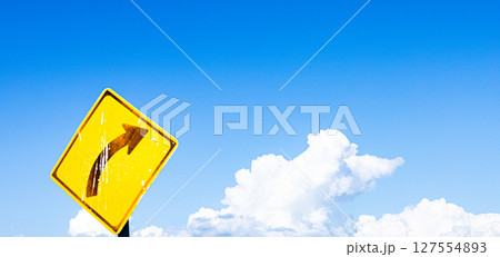 青空と雲と右カーブの標識のあるシンプルな風景 127554893