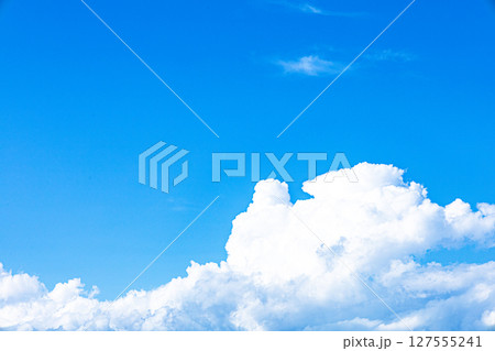 夏を感じさせる青空と白い雲のシンプルな風景 夏を感じさせる青空と白い雲のシンプルな風景 127555241