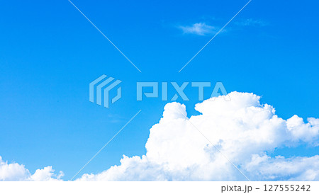 夏を感じさせる青空と白い雲のシンプルな風景 夏を感じさせる青空と白い雲のシンプルな風景 127555242