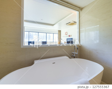 ホテルの広いバスルーム 127555367