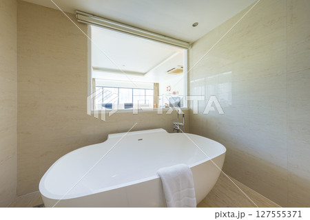 ホテルの広いバスルーム 127555371
