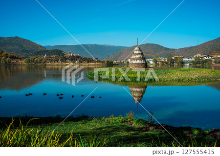 Tibetan Stupa on Lamu Yangcuo Lake in Shangri La, Yunnan 127555415