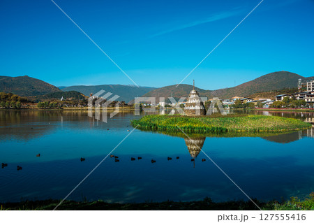 Tibetan Stupa on Lamu Yangcuo Lake in Shangri La, Yunnan 127555416
