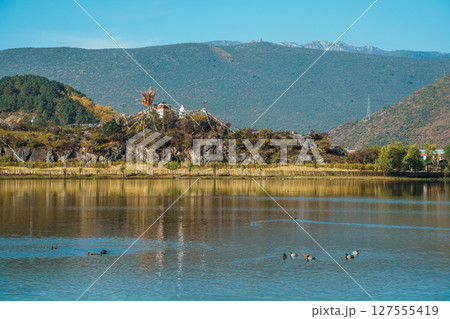 Picturesque Lakeside View of Shangri-La City in Yunnan, China 127555419