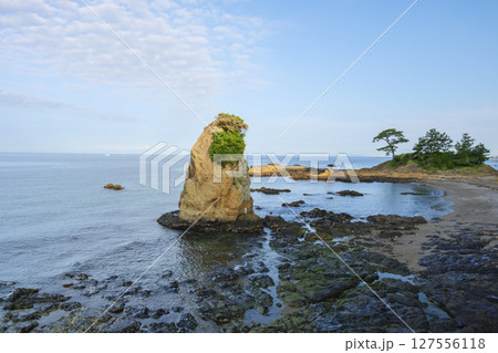 三浦半島の名勝立石公園の夏 三浦半島の名勝立石公園の夏 127556118