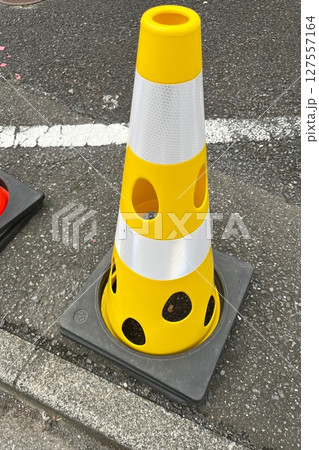 黄色の穴のあいたコーン 黄色の穴のあいたコーン 127557164