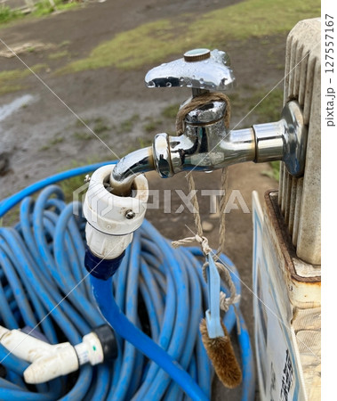 屋外の水道栓とホース 屋外の水道栓とホース 127557167