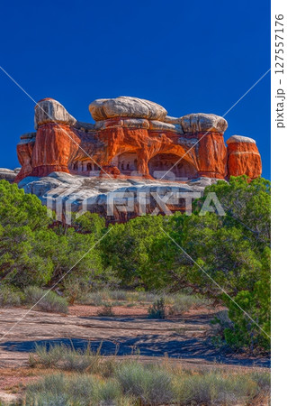 Der mächtige Druid Arch im Canyonlands Nationalpark in Utah wird oft bewundert 127557176