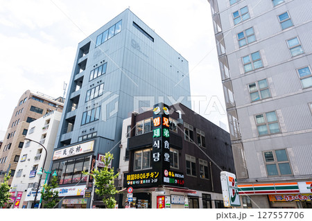 JR新大久保駅　東口方面を歩く　夏晴れの青空　東京都新宿区大久保 127557706