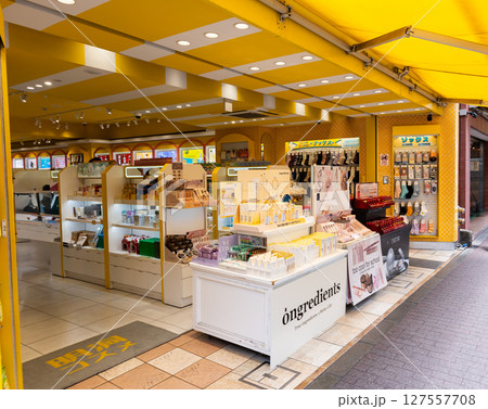 JR新大久保駅の駅前　明洞コスメ　夏晴れの青空　東京都新宿区大久保 127557708