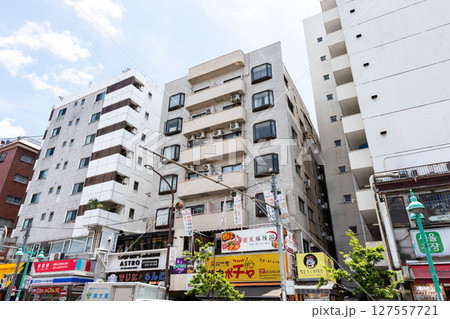 JR新大久保駅　東口方面　韓国街　夏晴れの青空　東京都新宿区大久保 127557721