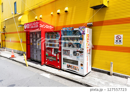 パチンコグランパ大久保の裏手の自販機とコインロッカー 夏晴れの青空 東京都新宿区大久保 パチンコグランパ大久保の裏手の自販機とコインロッカー 夏晴れの青空 東京都新宿区大久保 127557723