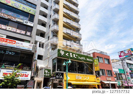 JR新大久保駅　東口方面　韓国街　明洞コスメ　夏晴れの青空　東京都新宿区大久保 127557732