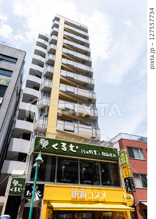 JR新大久保駅 東口方面 韓国街 明洞コスメと韓国焼肉くるむ 夏晴れの青空 東京都新宿区大久保 JR新大久保駅 東口方面 韓国街 明洞コスメと韓国焼肉くるむ 夏晴れの青空 東京都新宿区大久保 127557734