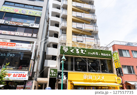 JR新大久保駅 東口方面 韓国街 明洞コスメでお買物 夏晴れの青空 東京都新宿区大久保 JR新大久保駅 東口方面 韓国街 明洞コスメでお買物 夏晴れの青空 東京都新宿区大久保 127557735