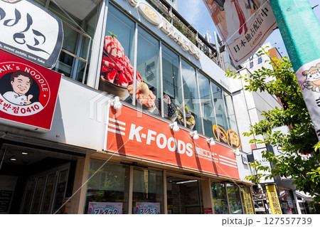 JR新大久保駅　東口方面　韓国街　K-FOODS韓国コンビニ　夏晴れの青空　東京都新宿区大久保 127557739