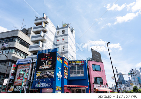 JR新大久保駅東口すぐの景色　夏晴れの青空　東京都新宿区大久保 127557746