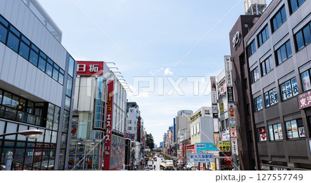 JR新大久保駅のプラットホームから西口方面を眺める　夏晴れの青空　東京都新宿区大久保 127557749
