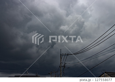急変する夏の空 豪雨前の暗雲 急変する夏の空 豪雨前の暗雲 127558077