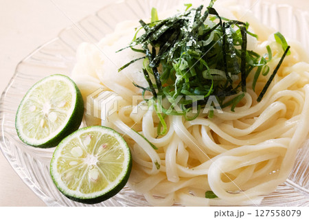 夏のおうちご飯 お昼は冷たいスダチうどん 夏のおうちご飯 お昼は冷たいスダチうどん 127558079
